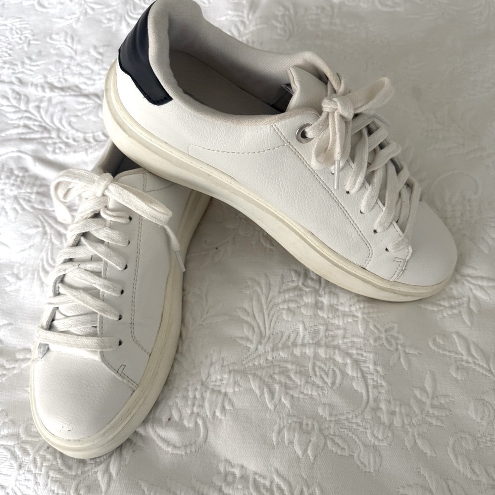 STEVE MADDEN Catcher White Faux Leather Sneakers. Size 9 - Picture 3 of 9